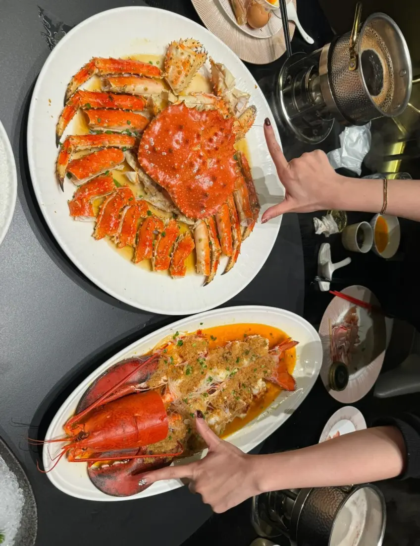 帝王蟹腿與蒜蓉龍蝦雙拼橢圓盤示意