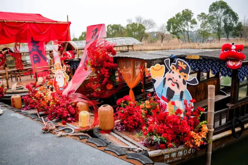 盤門烏篷船掛春聯財神與紅花