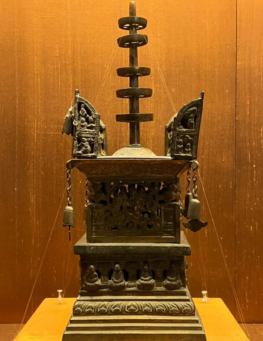 涂金铜塔塔身浮雕佛传故事细部
