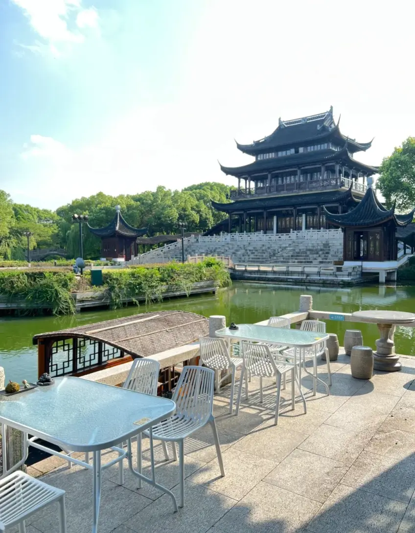 文瑞閣白桌椅臨水對望盤門古建的露臺示意