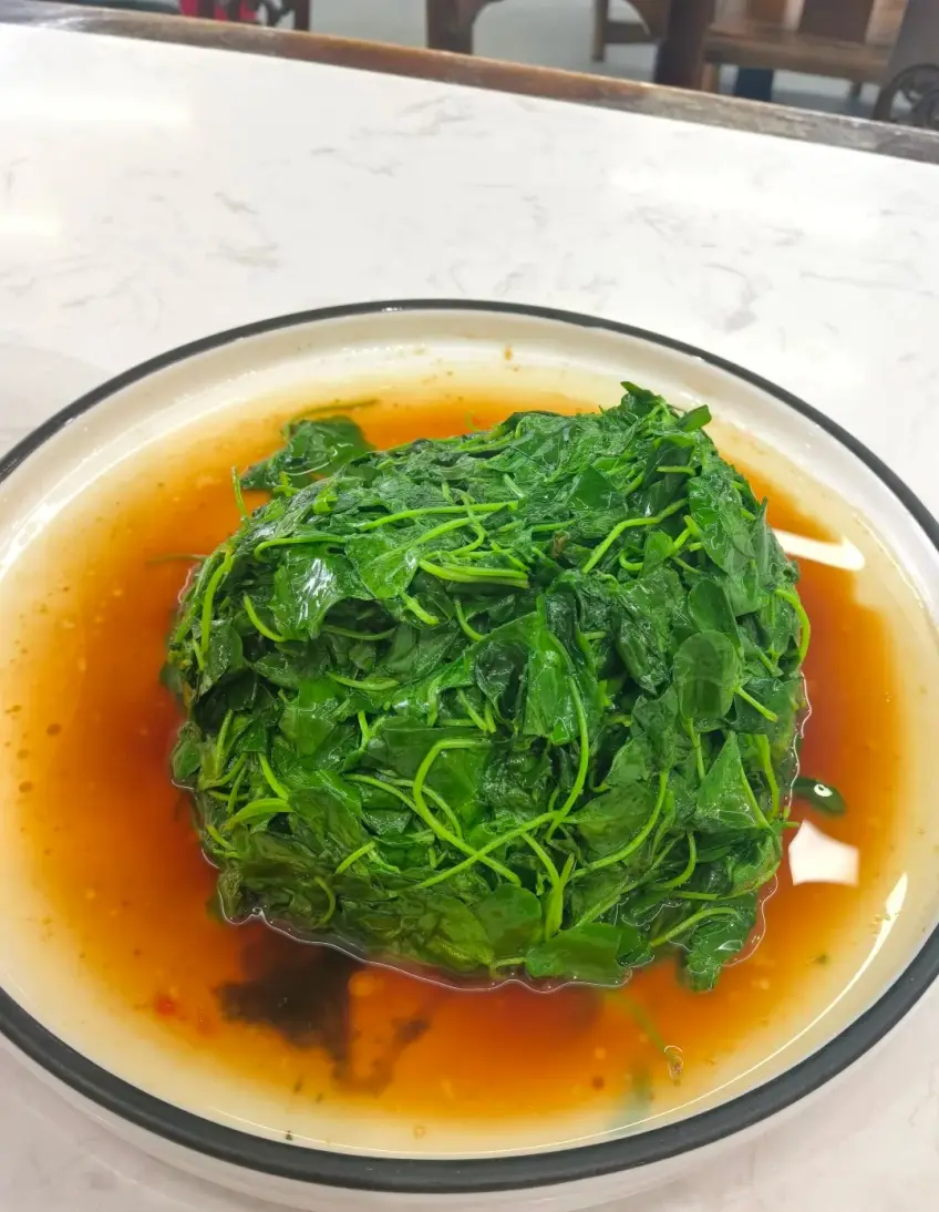 翠綠清炒金花菜草頭琥珀色湯汁裝盤示意