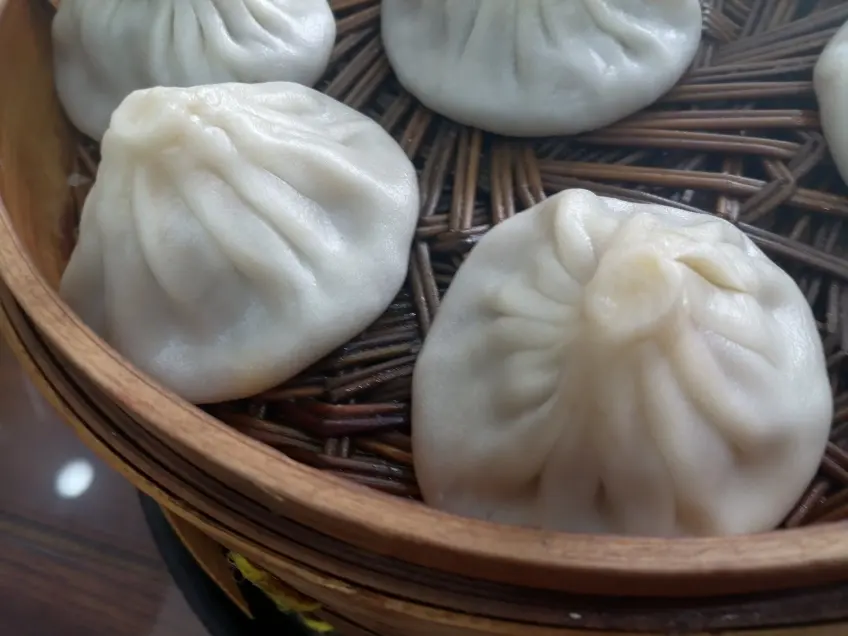 竹蒸笼中褶密汤汁饱满的无锡小笼