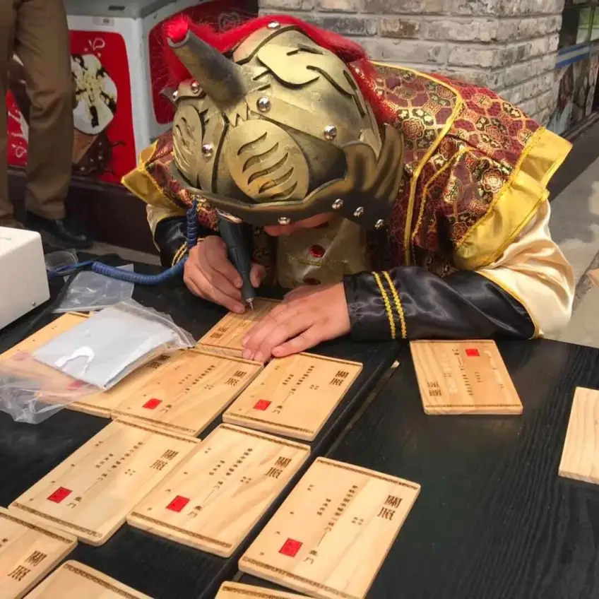 盤門手作攤武士裝刻木牌近景