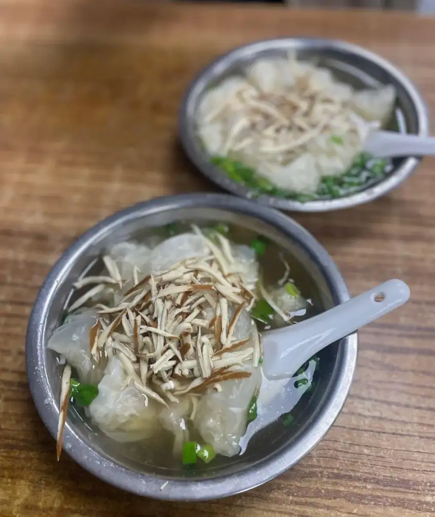 荣巷小馄饨皮薄透光特写几只