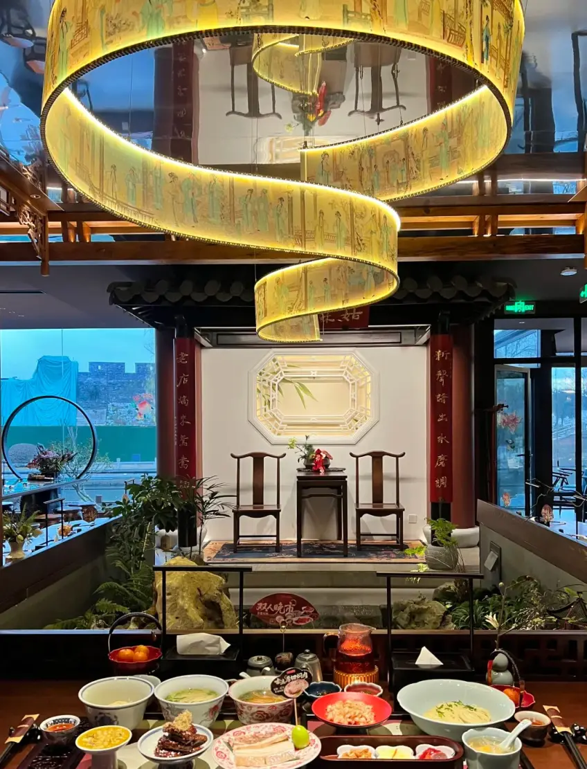錢萬興麵宴多碗麵與小菜鋪滿木桌的內景示意