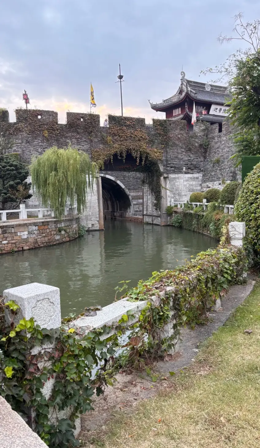 苏州盘门水城门拱洞护城河竖图