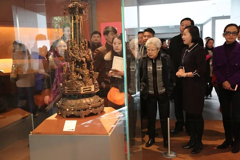 游客在苏州博物馆展柜前观看真珠舍利宝幢