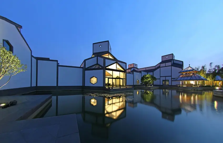苏州博物馆中央水庭几何屋面夜景