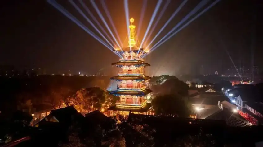 瑞光塔夜景向上放射白色光柱