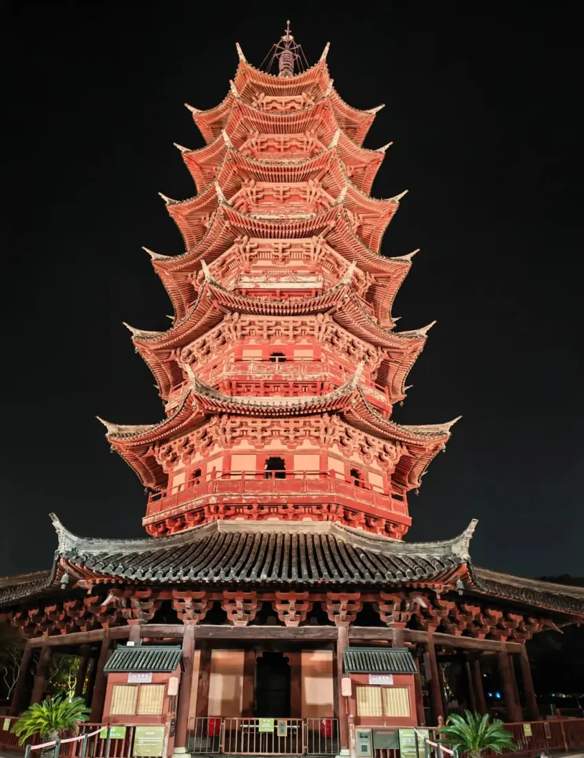 盘门瑞光塔塔基回廊与上层夜景仰视