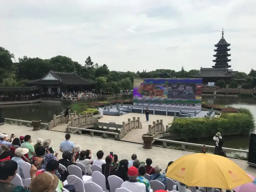 盤門水上舞臺觀眾與後方瑞光塔