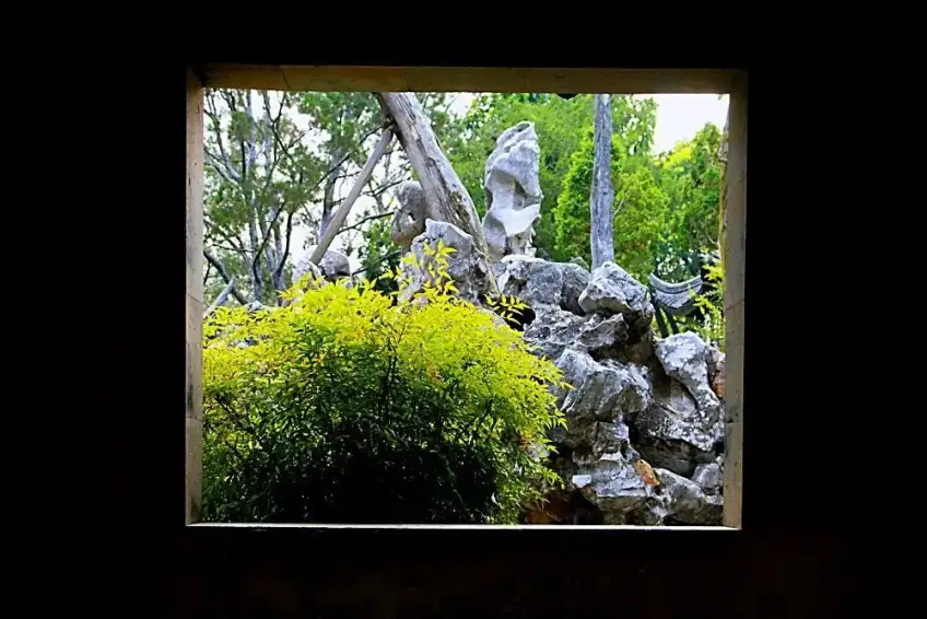 小方厅空窗框出假山林木景