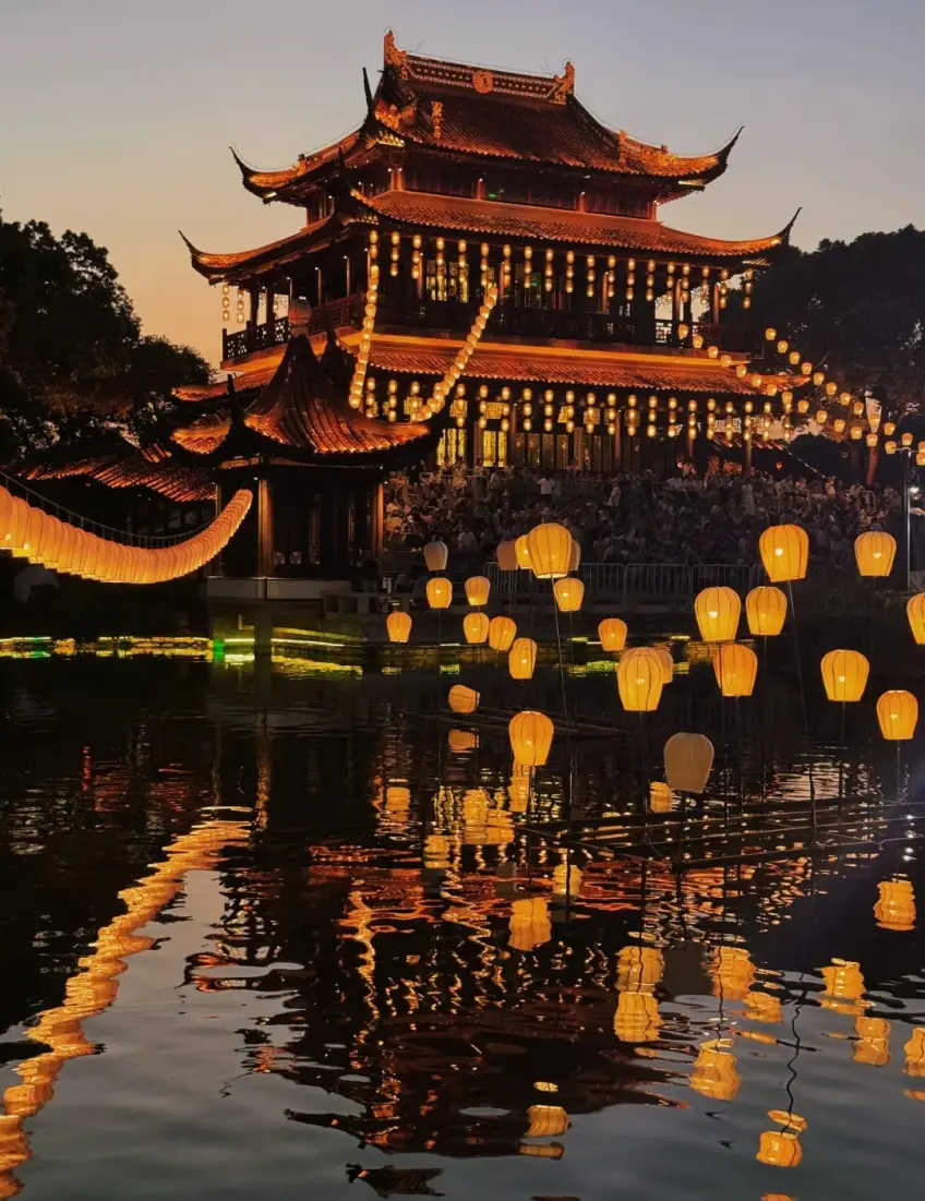 苏州盘门景区水畔亭廊灯会夜景