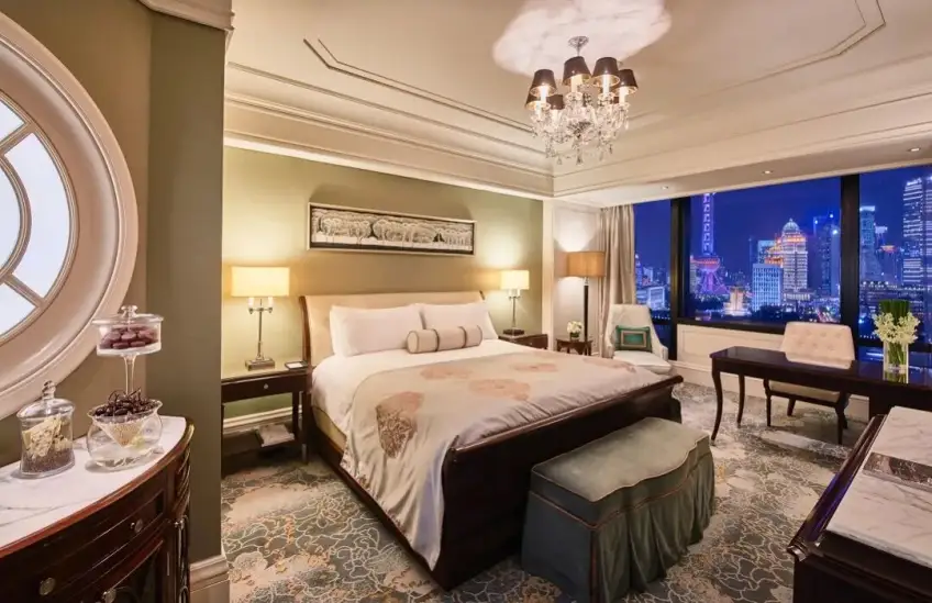华尔道夫豪华江景房窗外陆家嘴夜景