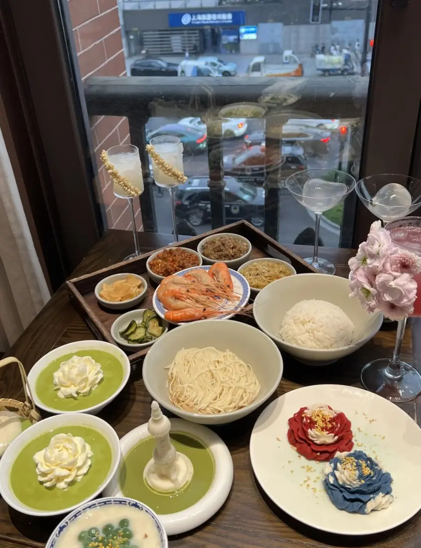 李百蟹窗边甜品花式摆盘与街景