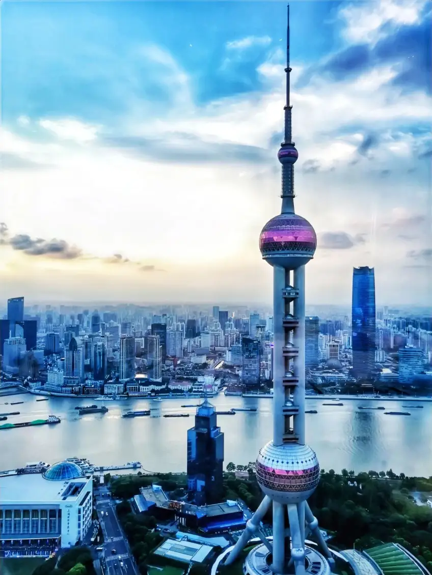 暮色空中俯拍东方明珠球体与黄浦江