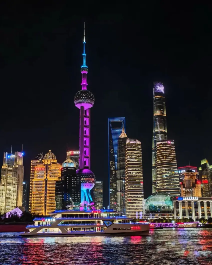 陆家嘴夜景灯火与江面游船