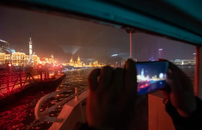 浦江夜遊船上手機取景外灘燈火