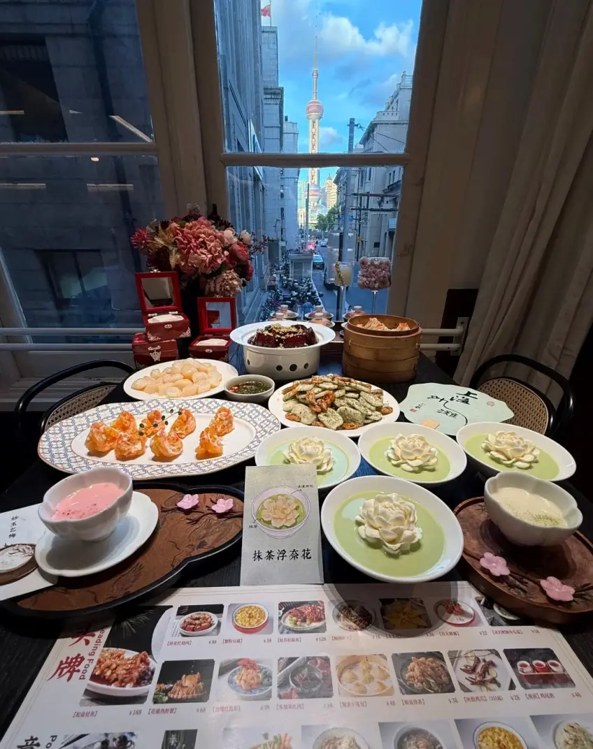 沪公馆窗边本帮菜拼桌与江景