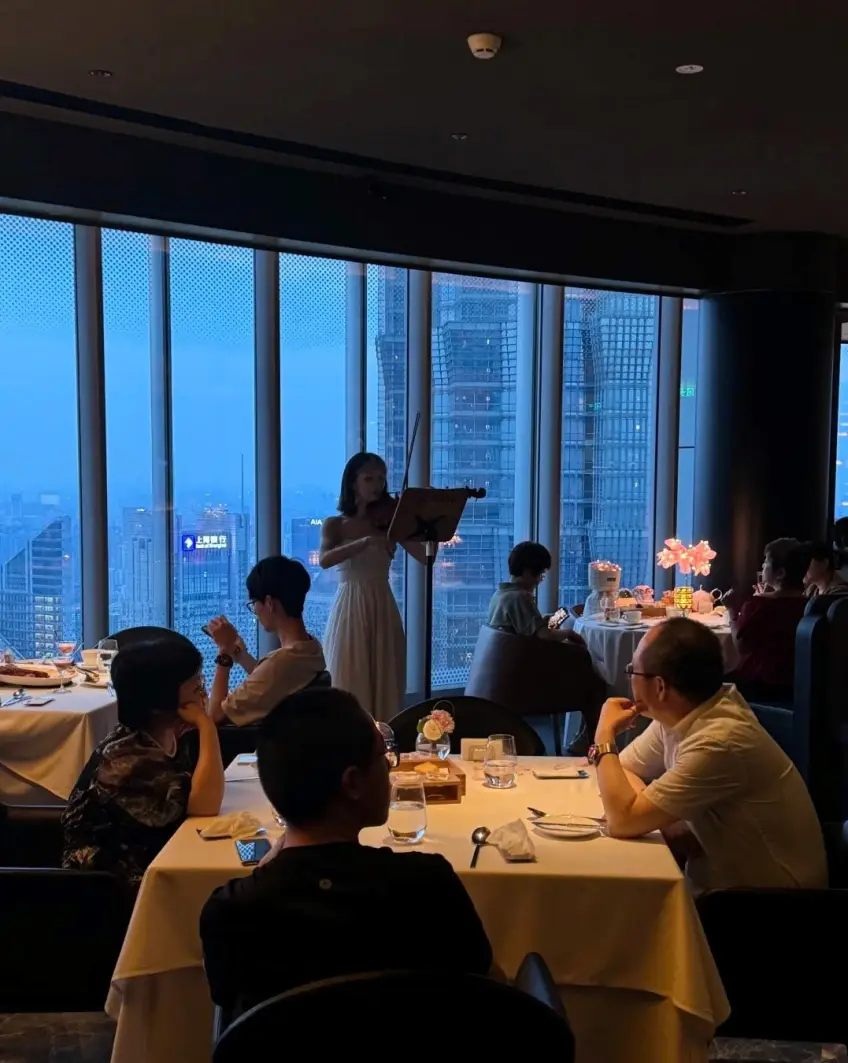 外滩江景餐厅小提琴演奏夜宴