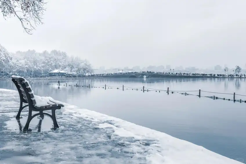 杭州西湖断桥雪景与湖面远望天际