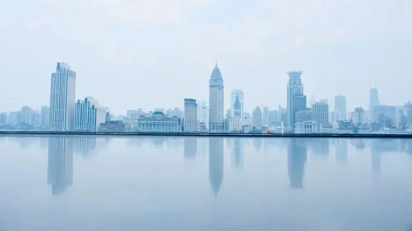 浦西外滩建筑带镜面与江面倒影