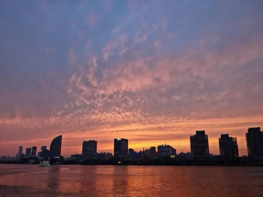 外滩晚霞暖金色天空映黄浦江