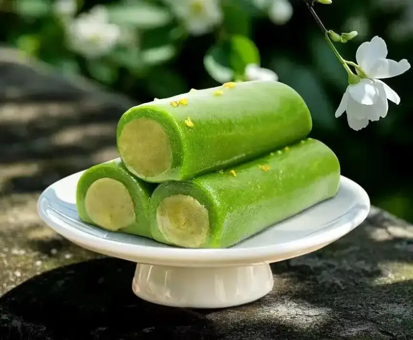 桂花点缀的青团卷点心近景摆盘