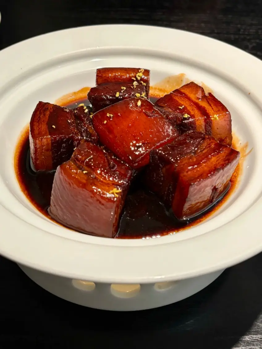 外滩家宴桂花红烧肉白瓷碗特写