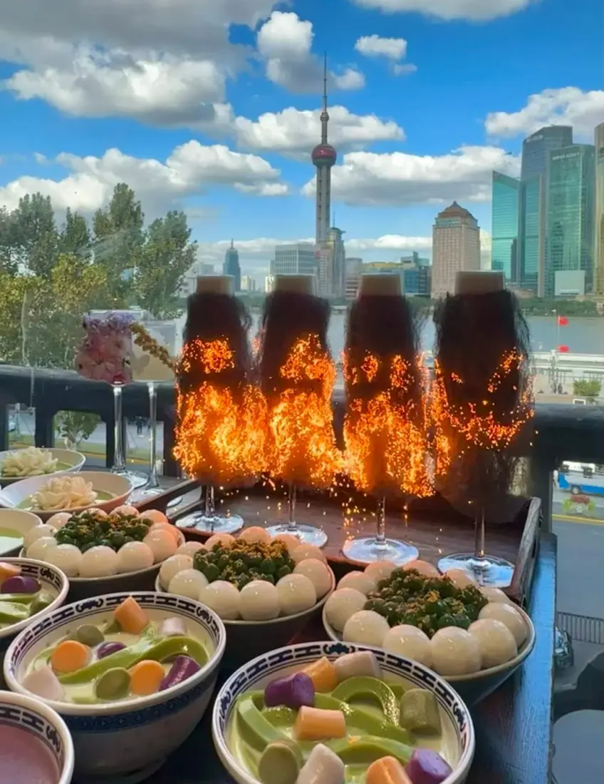 李百蟹靠窗火焰串与东方明珠江景