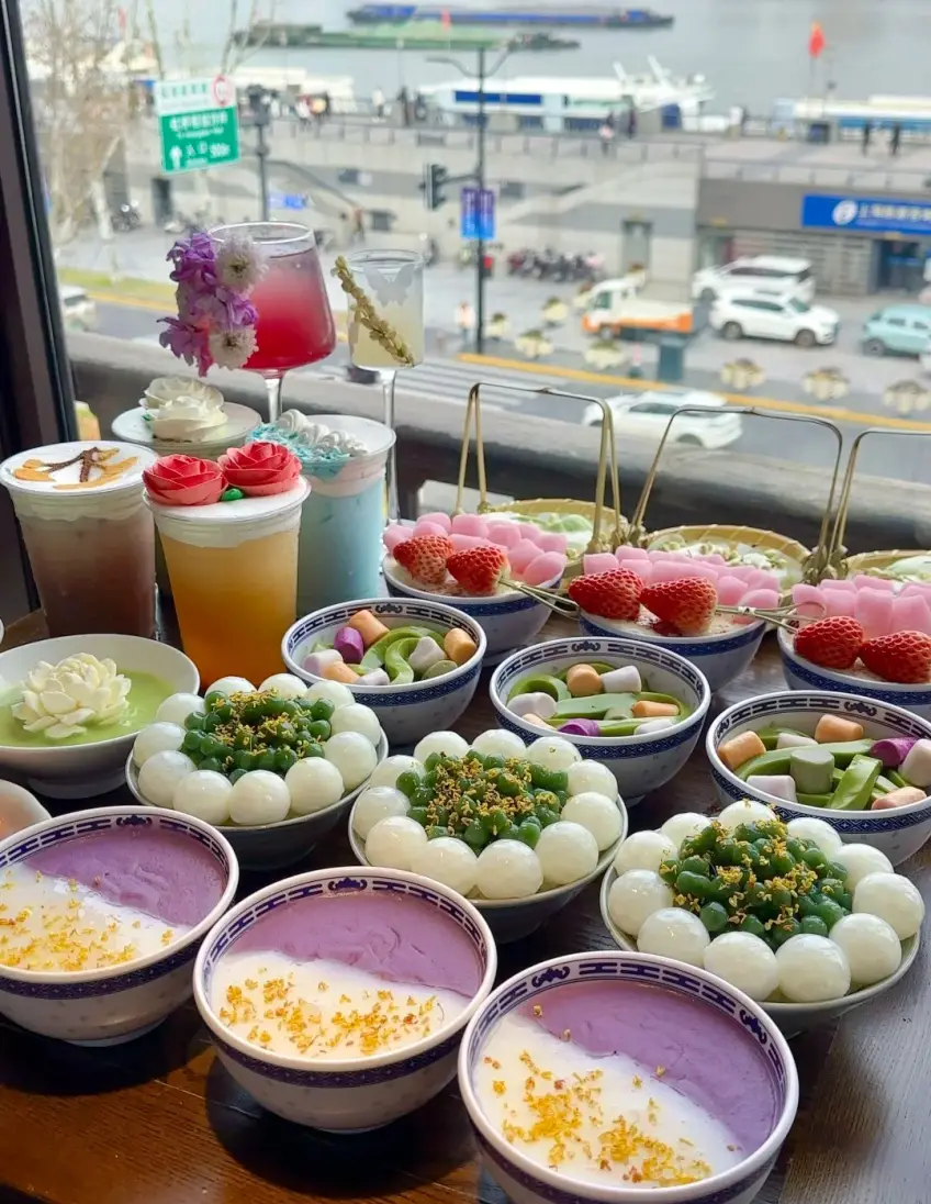 李百蟹青团芋泥等甜品拼桌江景