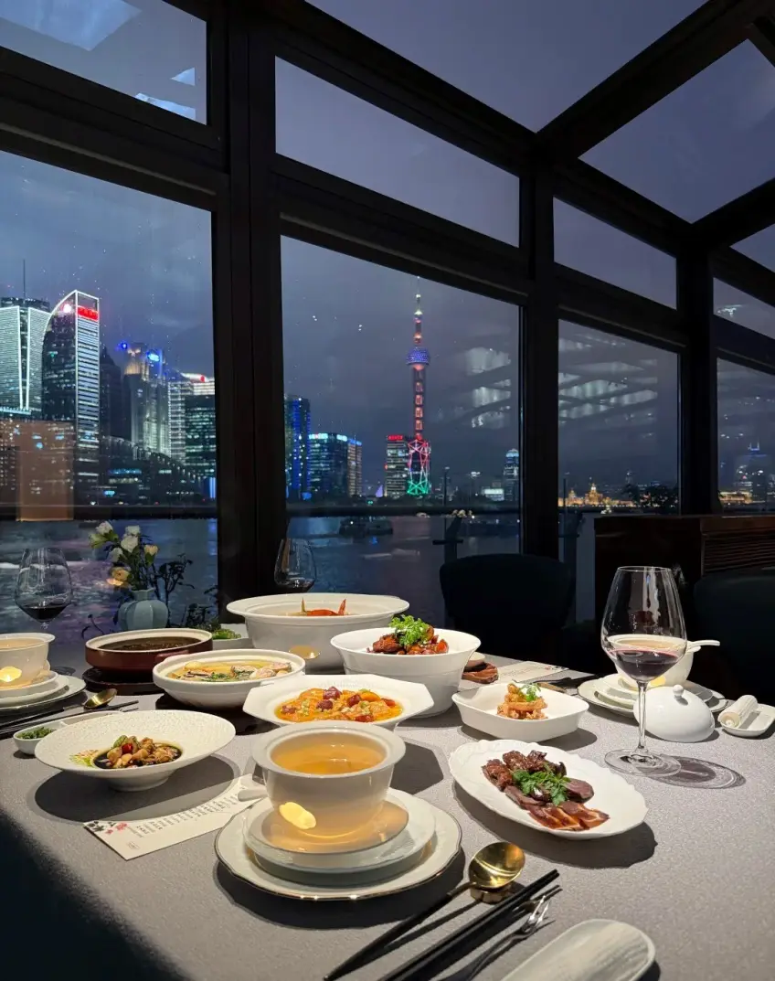 外滩家宴夜景窗边宴席与东方明珠
