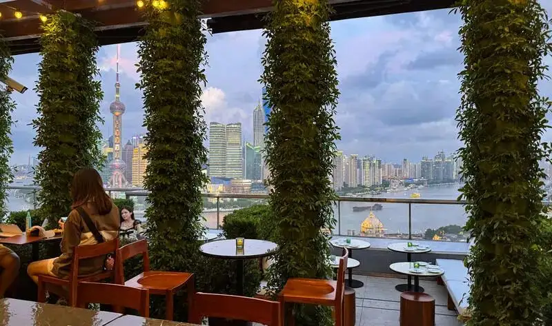 艾迪逊酒店顶层露台酒吧与外滩夜色