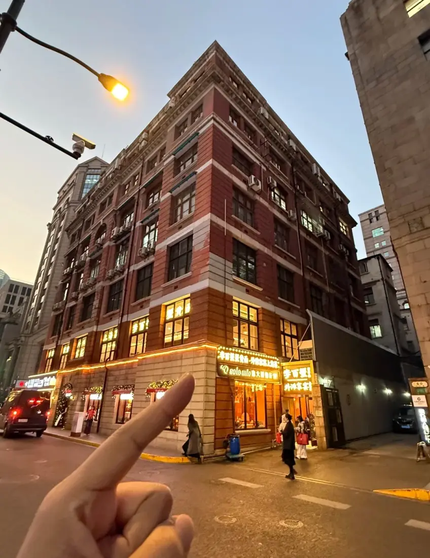 沪公馆所在外滩红砖楼门脸街景