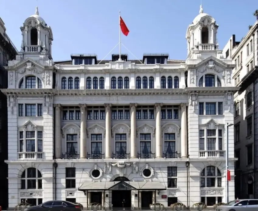 外滩古典白石柱廊建筑立面日景