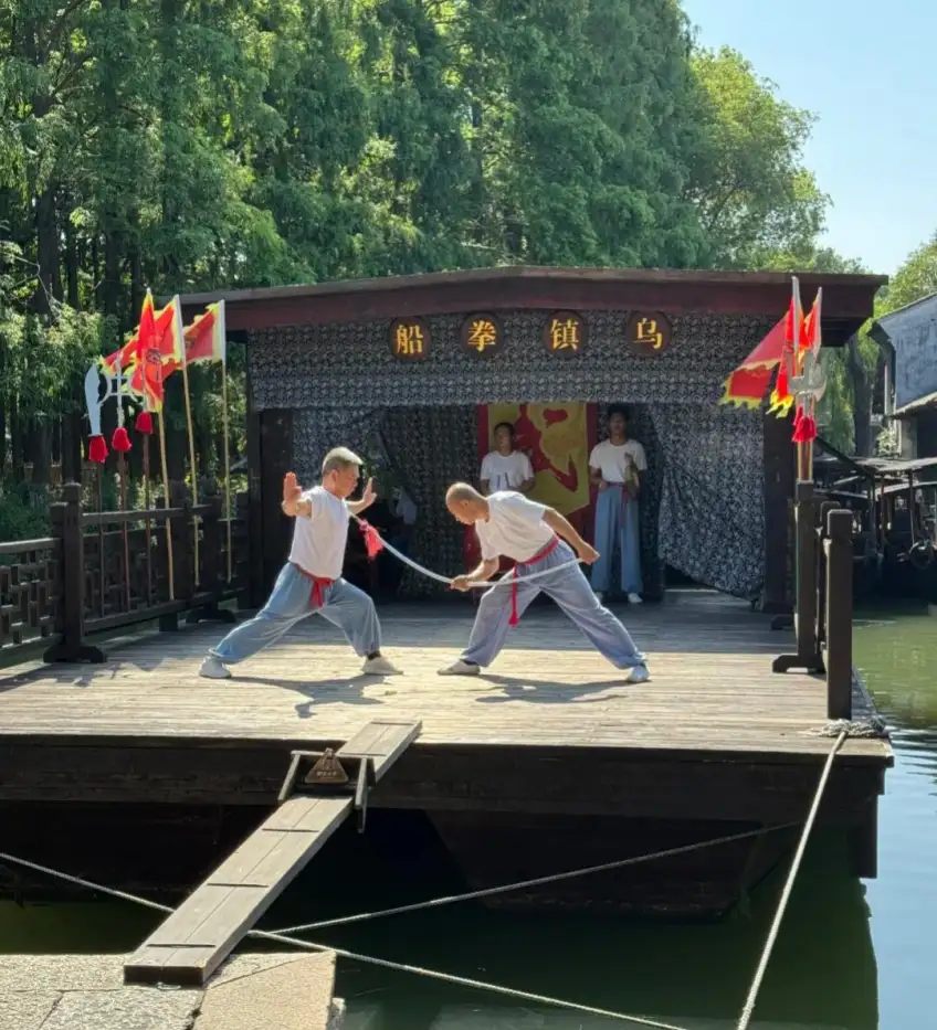 东栅岸边拳船武术表演竖构图