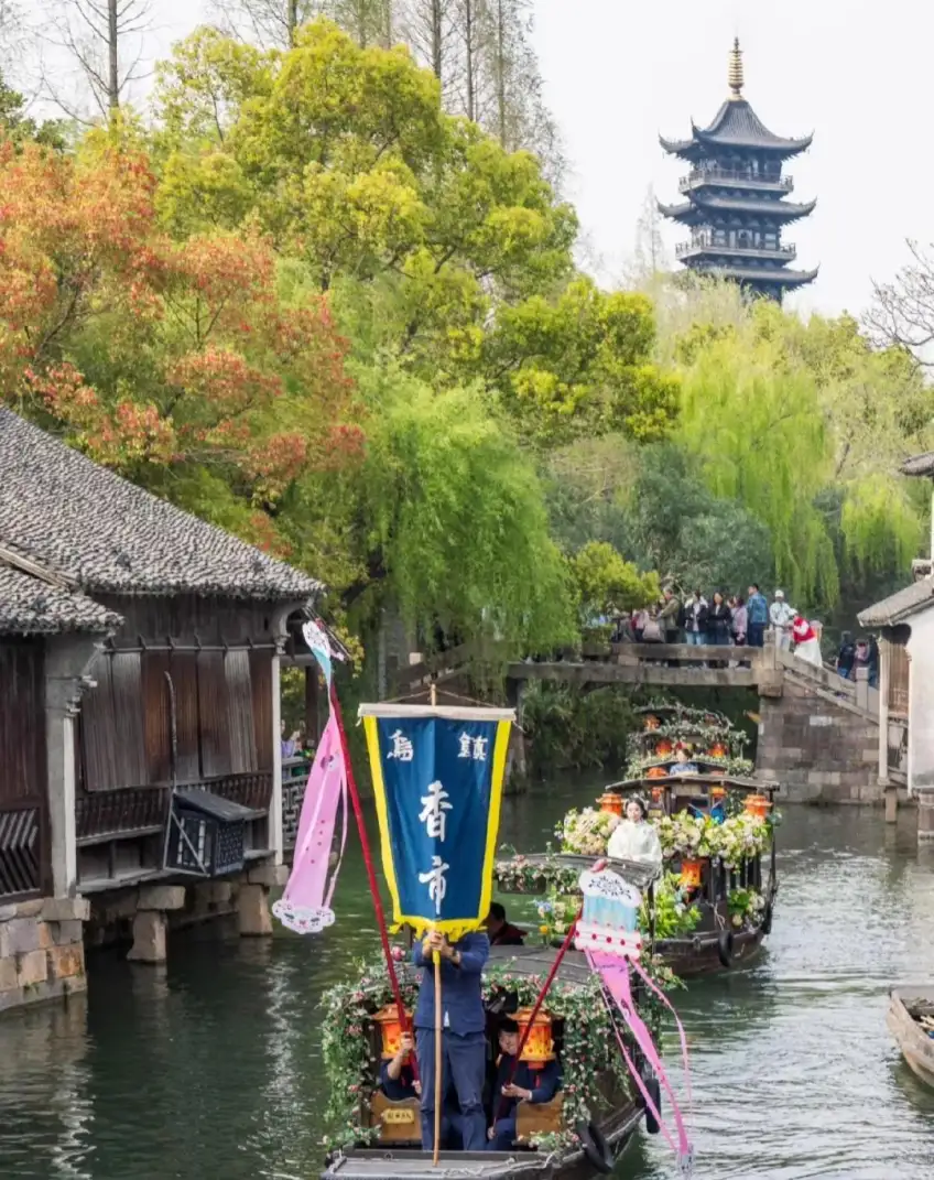 香市花船巡游与白莲塔远景