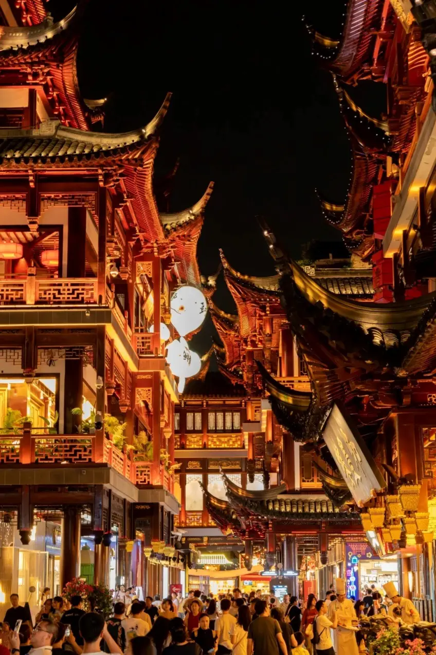 夜景牌坊灯火暖黄示意