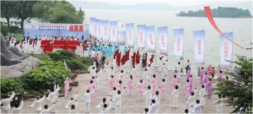 鼋头渚湖畔广场集体演练道家十二段锦