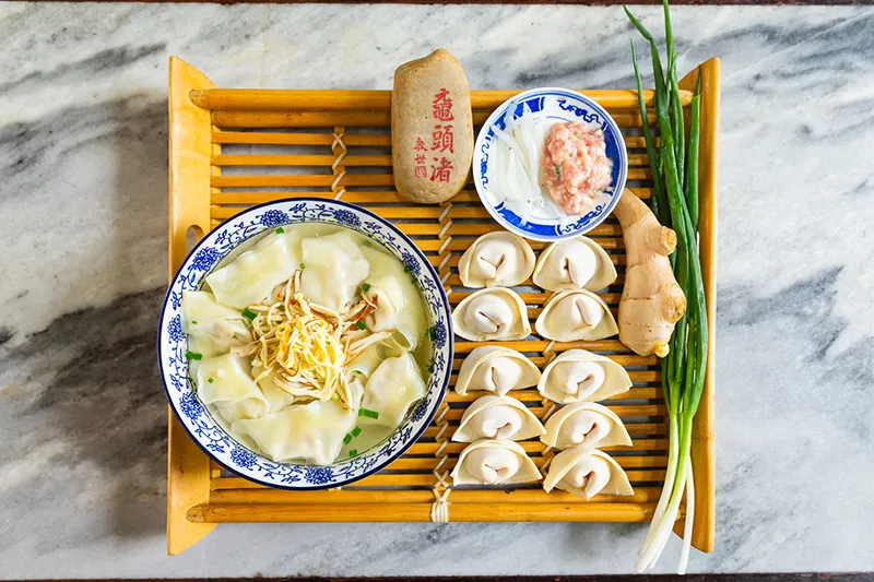 天香楼风银鱼馄饨碗与生坯姜葱竹盘