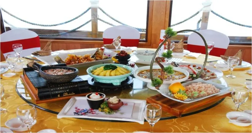 太湖船菜金桌布圆桌鱼虾蟹宴与湖窗