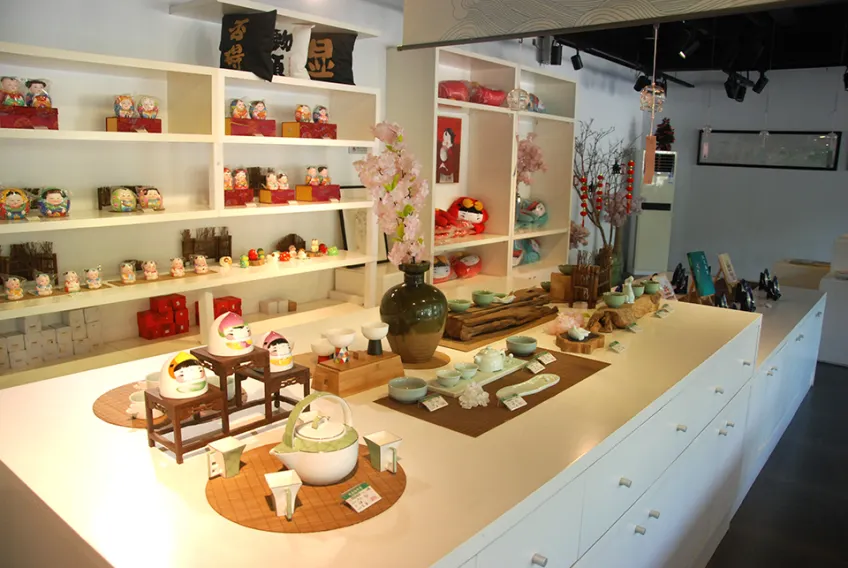 鼋头渚文创店白柜泥人茶具樱花枝