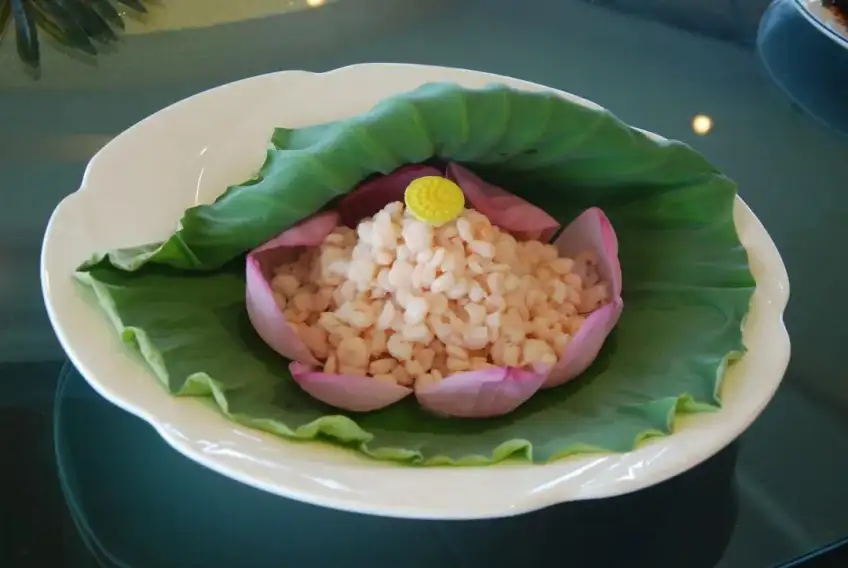 粉莲花瓣托白虾仁配莲蓬绿叶盘