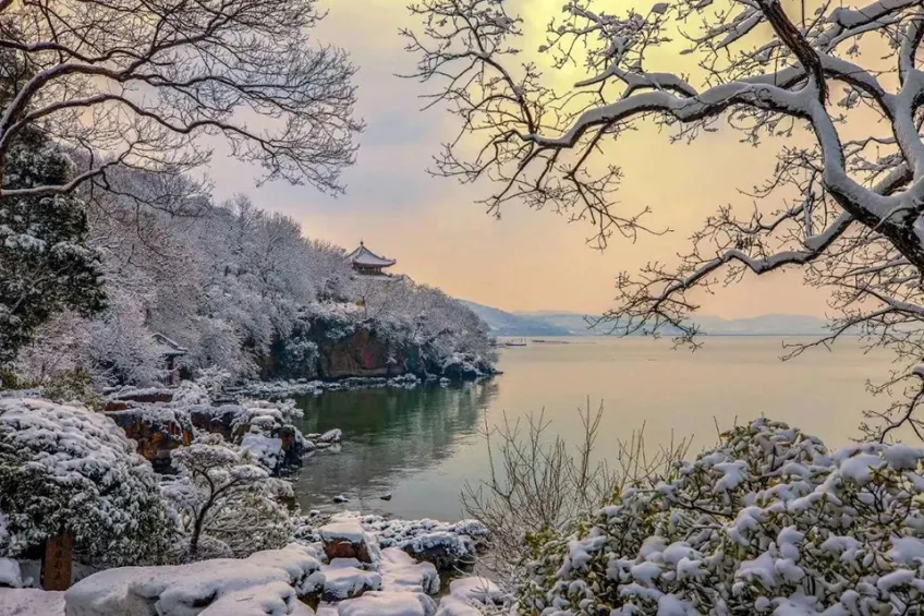 雪景湖岸亭台冬日静谧
