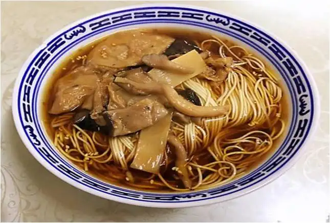 蓝边碗宽汤素面配面筋香菇笋片