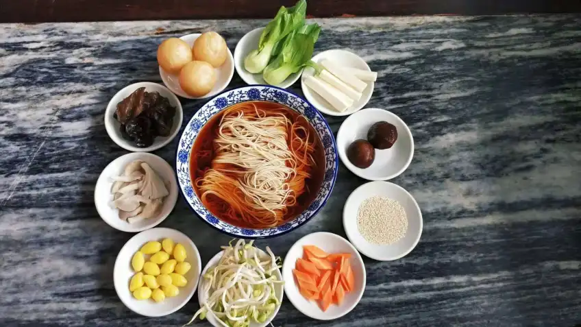 大碗素面环绕九碟菌菇果蔬浇头