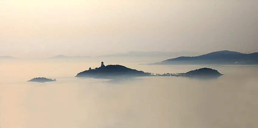 晨雾中太湖仙岛塔影与远山
