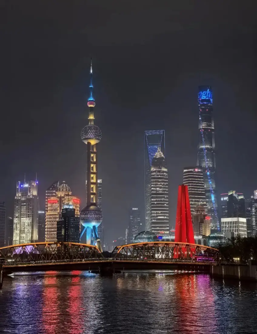 外白渡桥金色灯光与陆家嘴夜景