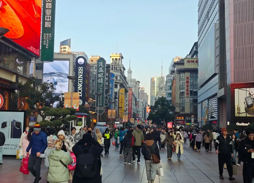 南京路步行街白天人流与第一百货招牌