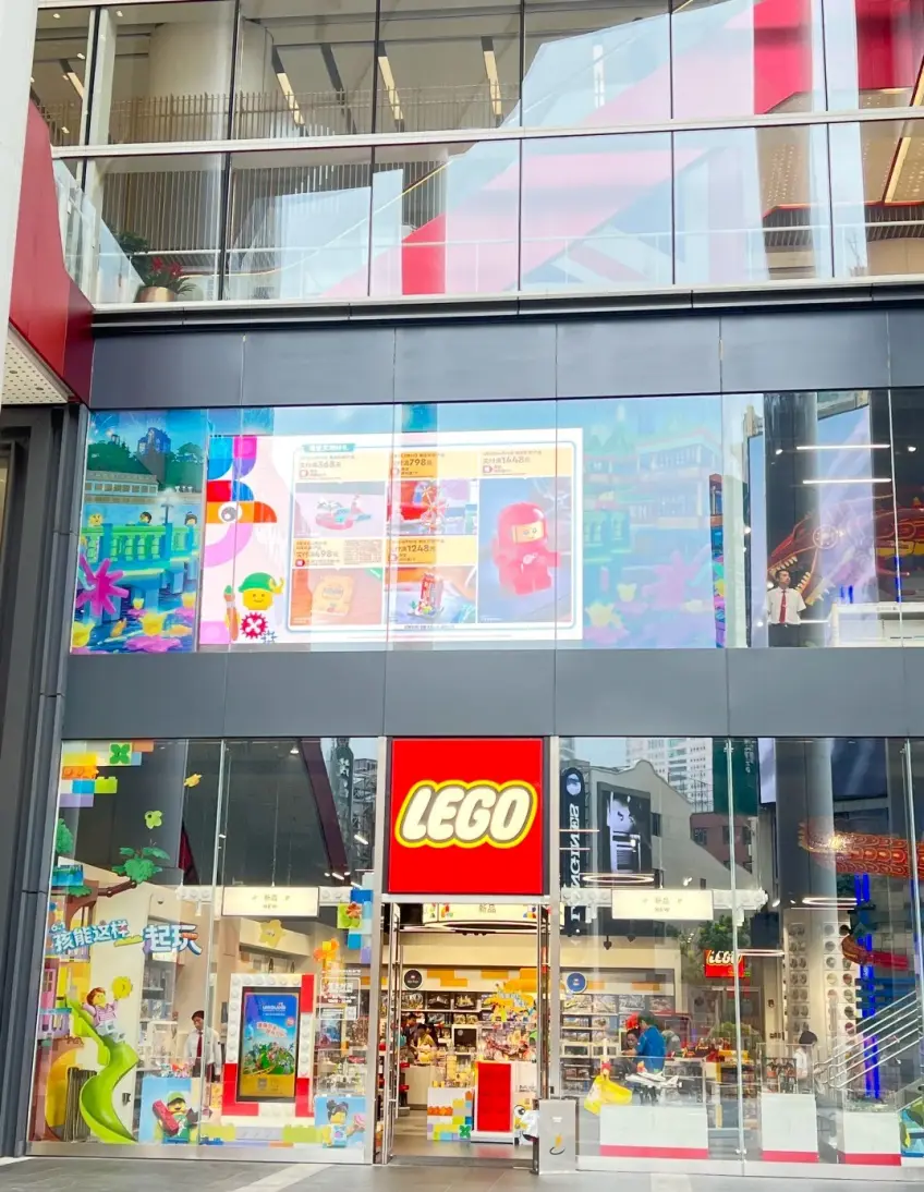 南京路世贸广场乐高旗舰店红色门头
